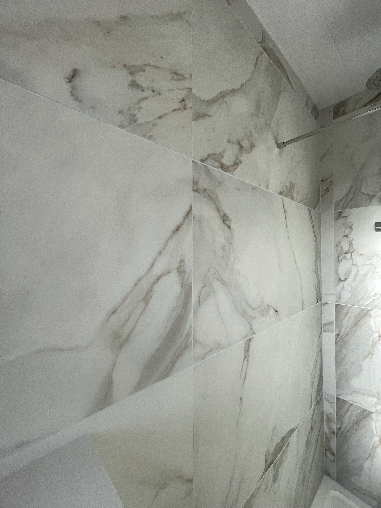 marble-effect bathroom tiles