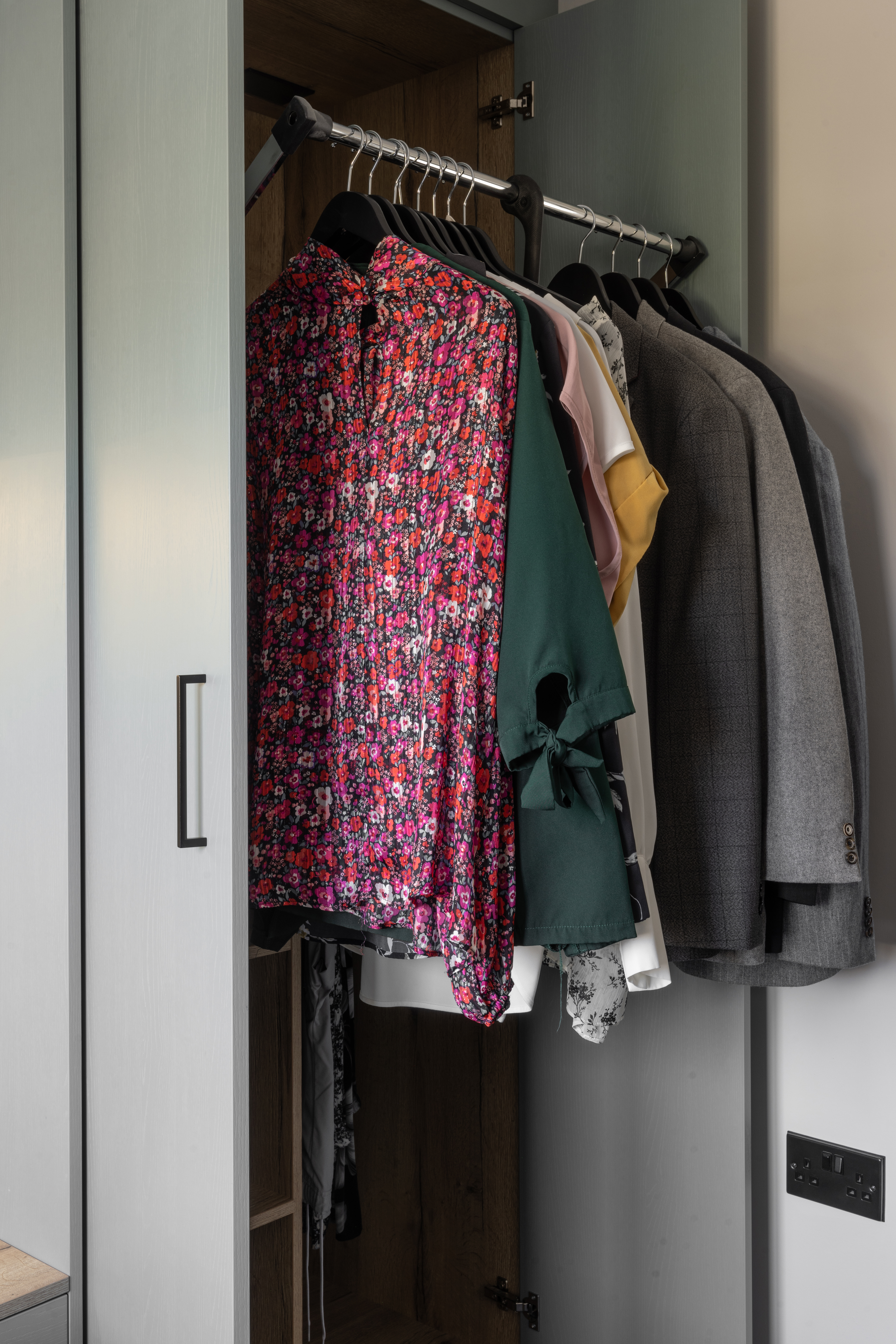 wardrobes with pull-out clothes rail