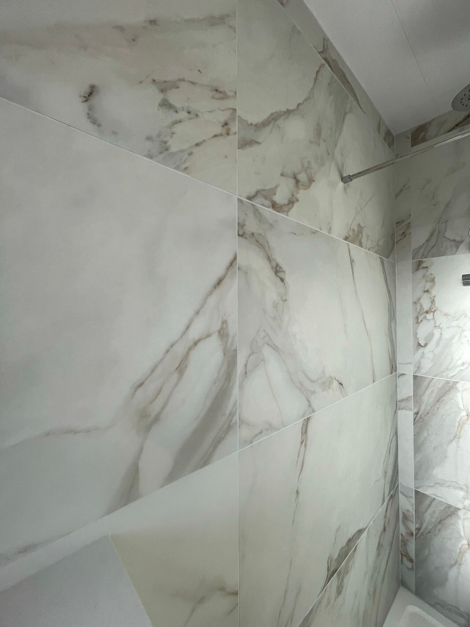 IMG_8231 marble-effect bathroom tiles